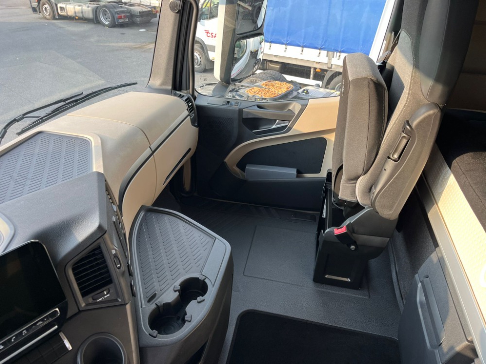 Interiér kabiny tahače Mercedes-Benz
