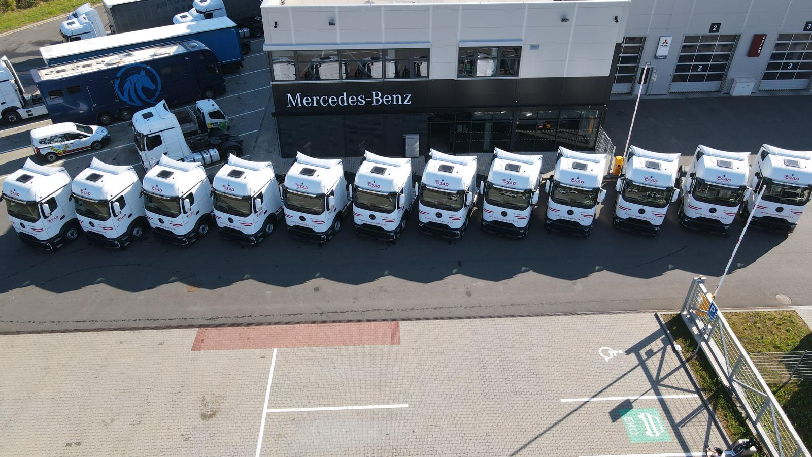 Vozový park ČSAD Logistik Ostrava před servisem Mercedes-Benz